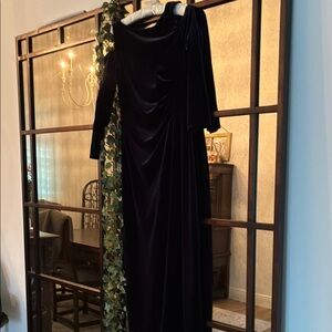 Elegant navy blue Velvet Evening Dress
Zip back. No bundling. Reasonable offers